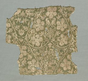 Zijdefragment met kronkelende wijnstokken, druivenbladeren, druiven en vogels door Unknown artist
