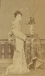 [Staande Japanse vrouw] door Unknown artist