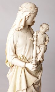 Beeld. Madonna met Kind. Geschenk van Mgr Cantineau, deken van het kathedraalkapittel. Ivoor. 13e eeuw. Detail, buste. door Unknown artist