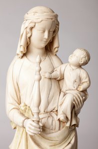 Beeld. Madonna met Kind. Geschenk van Mgr Cantineau, deken van het kathedraalkapittel. Ivoor. 13e eeuw. Detail, buste.