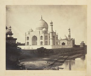 [Taj Mahal vanaf de oevers van de rivier Yamuna].