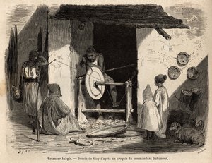 De ambachtsman Turner Kabyle in zijn werkplaats maakt een enorme houten schaal die voor alle doeleinden wordt gebruikt, zowel huishoudelijk als agrarisch, in Kabylia (Algerije). Gravure ter illustratie van de excursie naar de grote Kabilie, tussen de Midde door Unknown artist