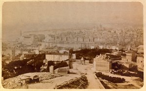 De stad Marseille en zijn omgeving rond 1885-1890: Algemeen uitzicht genomen vanaf Notre Dame de la Garde, Privécollectie door Unknown artist