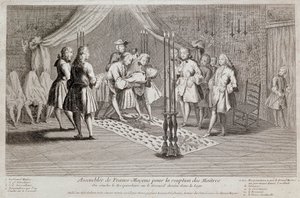 De eerste en tweede opzichters leggen de ontvanger op de kist getekend in de loge. De Grootmeester staat achter hen met een hamer. De drie mannen bedekt met een laken zijn ontvangers die nog niet de omhelzing van de Grootmeester hebben ontvangen. Ceremonie