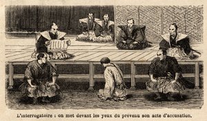 De stadia van gerechtigheid: ondervraging, het voorlezen van de aanklacht aan de beschuldigde, die voor zijn rechters staat, knielt, zijn nek vastgehouden door een touw vastgehouden door een bewaker. Gravure ter illustratie van de reis naar Japan, in 1863- door Unknown artist