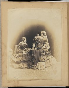 [Drie vrouwen met bloemen] door Unknown artist