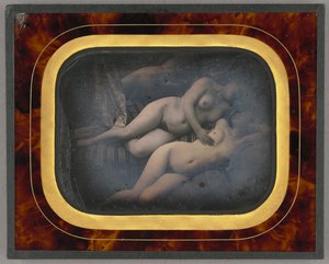 Twee vrouwen omhelzen elkaar door Unknown artist
