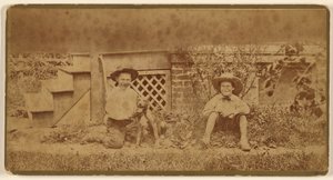 [Twee jongens zitten op de grond met een hond]. door Unknown artist