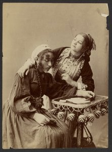 [Twee vrouwen aan schrijftafel] door Unknown artist