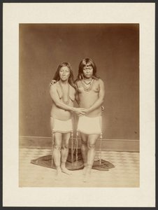 [Twee vrouwen die elkaars hand vasthouden] door Unknown artist