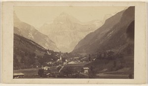 [Ongeïdentificeerd valleizicht met berg in het midden op de achtergrond]. door Unknown artist