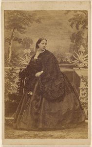 [Ongeïdentificeerde vrouw zittend, met hand aan kraag]. door Unknown artist