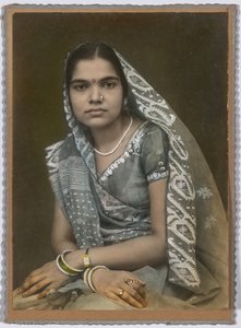 Zonder titel (Portret van een vrouw in grijze sari en sluier)
