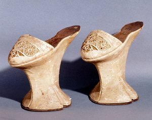 Venetiaanse mode: damesschoenen met platform. 18e eeuw door Unknown artist