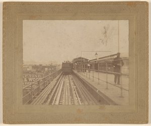 [Zicht op een trein die het station verlaat]. door Unknown artist