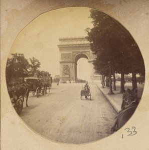 [Gezicht op de Arc de Triomphe, Parijs, Frankrijk, met koetsen in de straat]. door Unknown artist