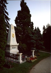 Uitzicht op het graf van de Duitse componist Ludwig van Beethoven (1770 - 1827) op de centrale begraafplaats van Wenen (Zentralfriedhof), Oostenrijk