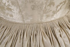Trouwjurk (achteraanzicht detail van taille)