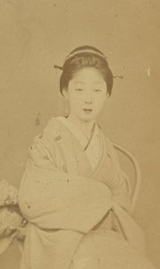 [Zittende Japanse vrouw] door Unknown artist/maker