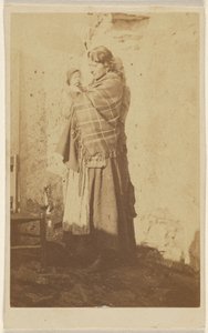 [Ongeïdentificeerde vrouw draagt een sjaal en houdt een baby vast]. door Unknown artist/maker
