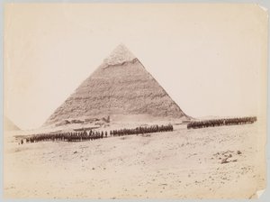 19e Huzaren opgesteld voor een piramide in Gizeh, Egypte, circa 1882 door Unknown