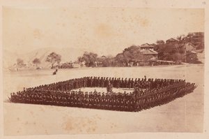 4e Gurkha (Rifle) Regiment opgesteld in vierkant door Unknown photographer