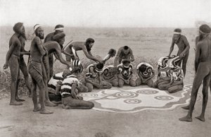 Een totemische ceremonie van de Warramunga-stam, Australië door Unknown photographer