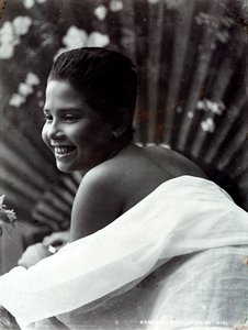Een glimlachend meisje uit Bangkok door Unknown photographer