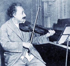 Albert Einstein speelt viool (zwart-wit foto)