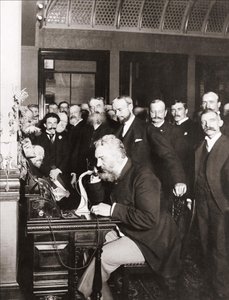 Alexander Graham Bell (1847-1922) bij de inauguratie van de langeafstandslijn van New York naar Chicago, 18 okt door Unknown photographer