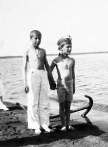 Alexei de Tsarevitsj spelend op het strand van Livadia in de Krim door Unknown photographer