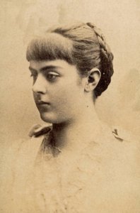 Barones Marie Alexandrine "Mary" von Vetsera (19 maart 1871 – 30 januari 1889) door Unknown photographer