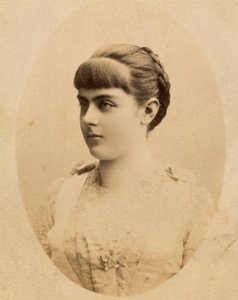 Barones Marie Alexandrine "Mary" von Vetsera (19 maart 1871 – 30 januari 1889) door Unknown photographer