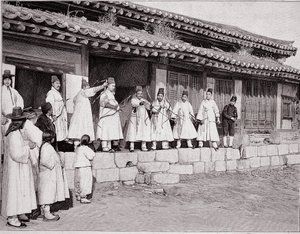 Boogschutters in het oude paleis van Seoul, Korea, eind 19e eeuw door Unknown photographer
