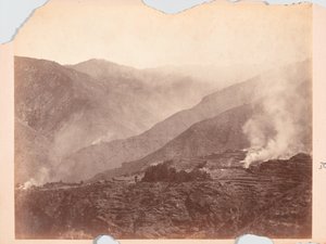Brandend dorp, Black Mountain expeditie door Unknown photographer