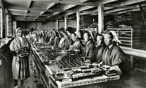 Inblikken van sardines, sardine-industrie, Finistère, Bretagne (z/w foto) door Unknown photographer