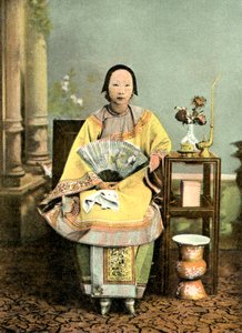 Chinese Dame met Gebonden Voeten, Begin 20e Eeuw (ansichtkaart)