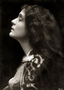 Eleonora Duse - portret profiel door Unknown photographer