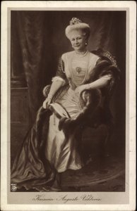 Keizerin Auguste Viktoria met kroon en bont door Unknown photographer