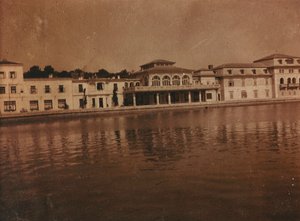 Gevels van enkele gebouwen aan het water, op het eiland Groot Brijun (Veliki Brijun), Brijuni-eilanden