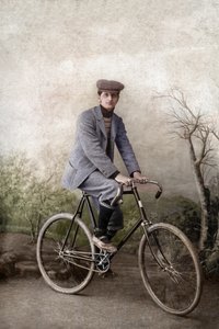Fernand Ochse op een fiets, Frankrijk, ca 1920 (foto) door Unknown photographer