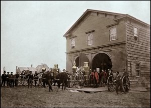 Brandweer poseert voor de kazerne, Alexandria. Virginia, Verenigde Staten. 1863. Fotografie door Unknown photographer