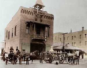 Brandweer poseert buiten de kazerne, Los Angeles. Californië, VS. 1887. Fotografie door Unknown photographer