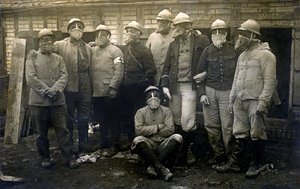 Eerste Wereldoorlog 1914-1918 (14-18): groep Franse soldaten en geallieerden poseren voor de foto voor hun kazemat. Ze dragen allemaal een gasmasker - Niet gedateerde, anonieme foto - Foto
