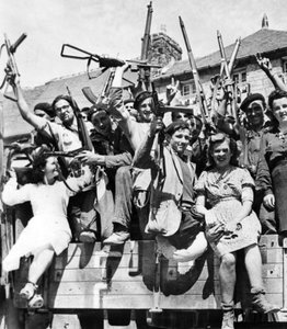 Franse partizaanse sluipschutters bevrijden een dorp in Normandië, juni-juli 1944 (z/w foto) door Unknown photographer