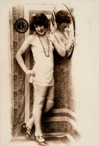 Volledig portret van een vrouw in intieme kleding door Unknown photographer