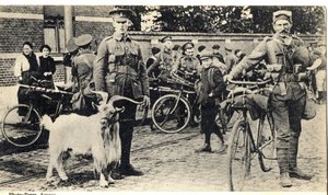 Gat: mascotte van soldaten tijdens de Eerste Wereldoorlog (1914-1918). door Unknown photographer