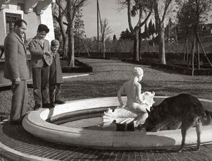 Gino Bartali met twee kinderen en een hond bij een fontein door Unknown photographer