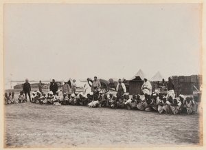 Groep inboorlingen, Ordnance Store, Suakin, circa 1884