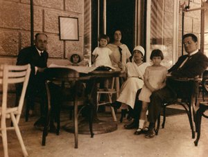 Groep mensen gefotografeerd in een café in Pula door Unknown photographer
